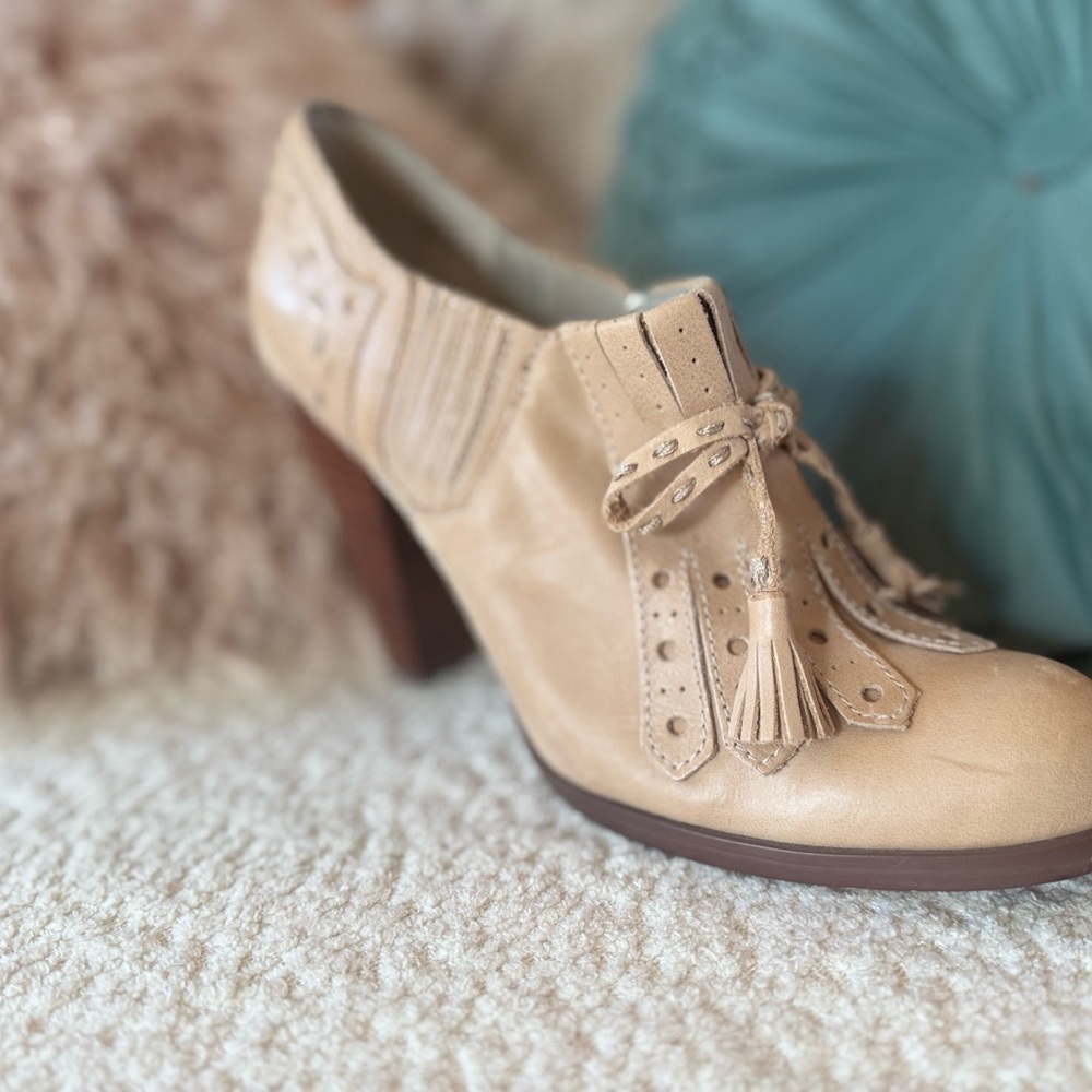 Seychelles Taupe Leather Tassel Heeled Oxford - Picture 2 of 3